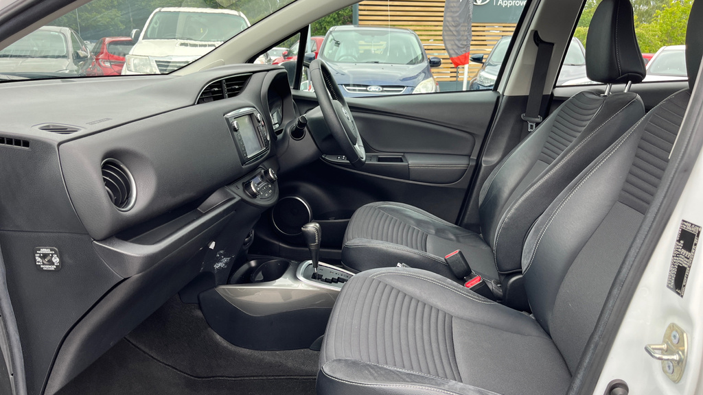 Toyota Yaris 1.5 Vvt-h Excel E-cvt Euro White #5
