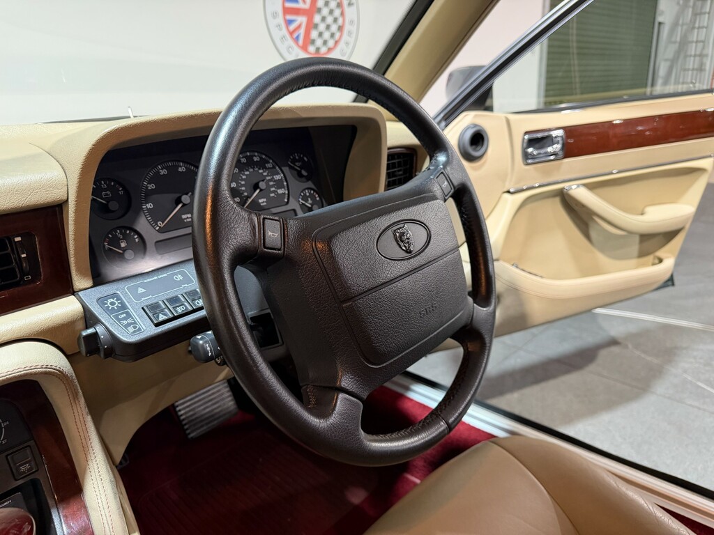 Jaguar XJ Lwb Red #8