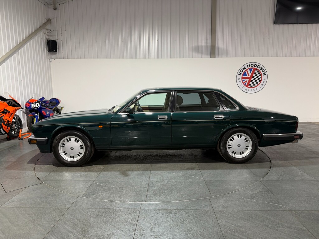 Jaguar XJ Lwb Red #16