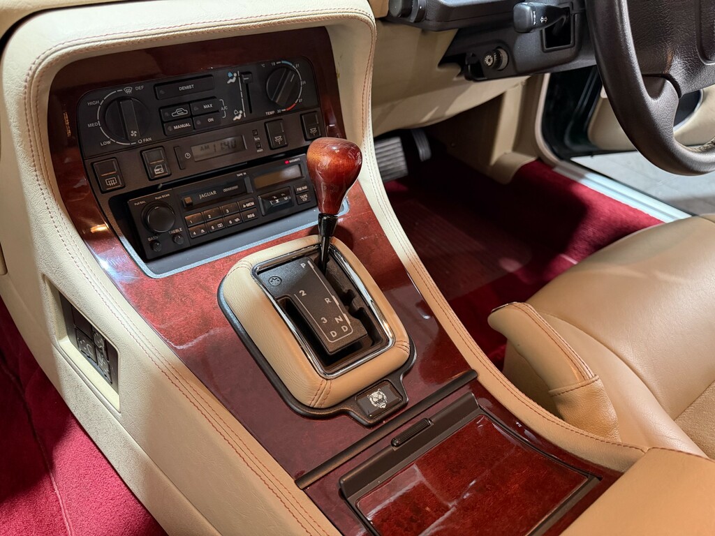 Jaguar XJ Lwb Red #10