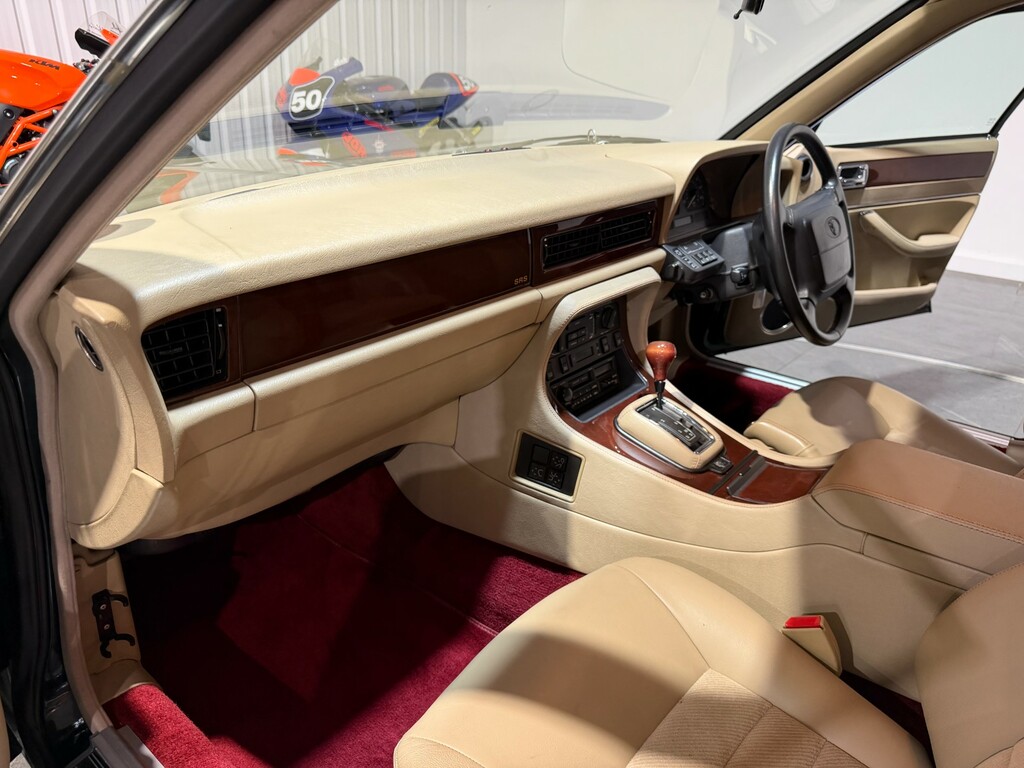 Jaguar XJ Lwb Red #9