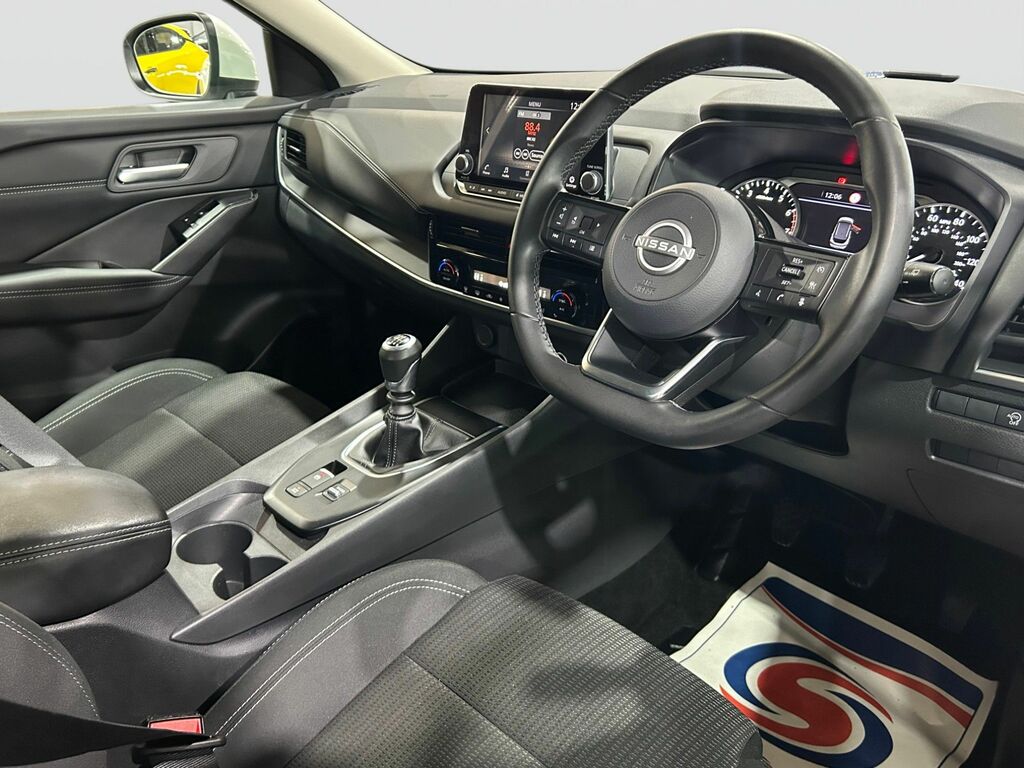 Nissan Qashqai 1.3 Dig-t Mhev Acenta Premium Suv Hybri BD24GWW White #5