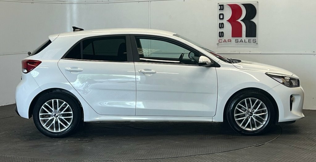 Kia RIO Hatchback White #2