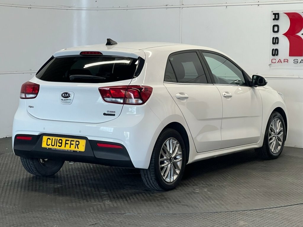 Kia RIO Hatchback White #3