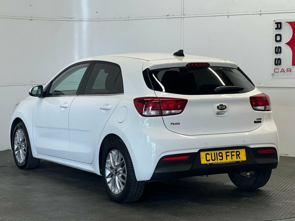 Kia RIO Hatchback White #5