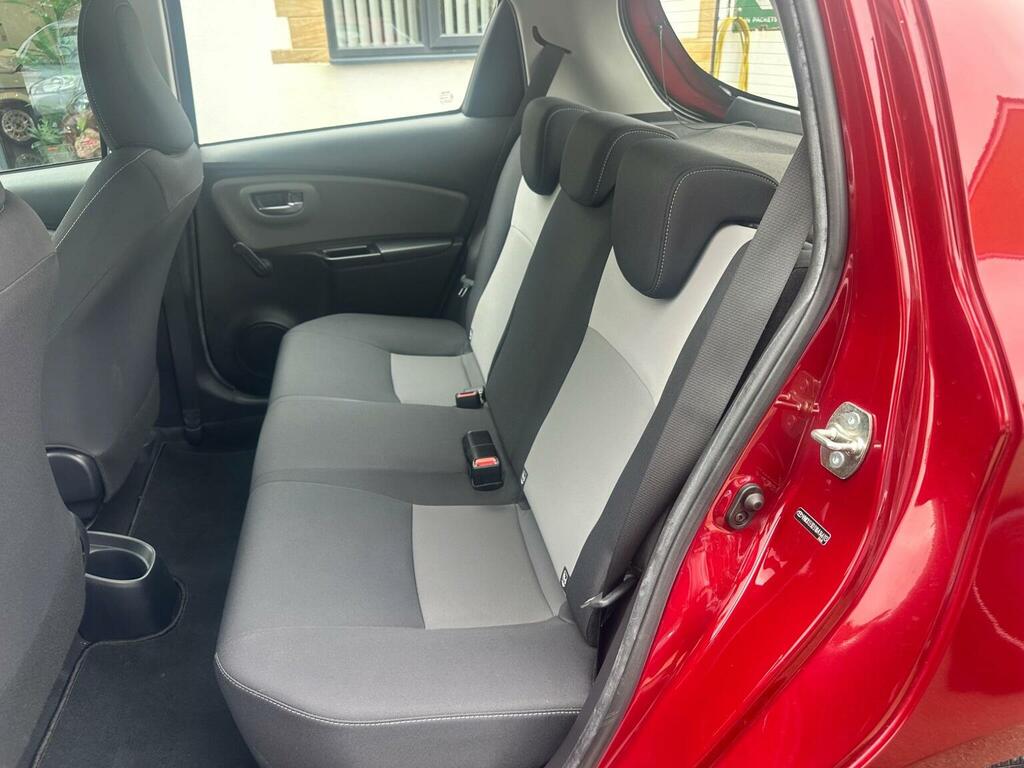 Toyota Yaris 1.5 Vvt-i Icon Tech Euro 6 WD19TRZ Red #4