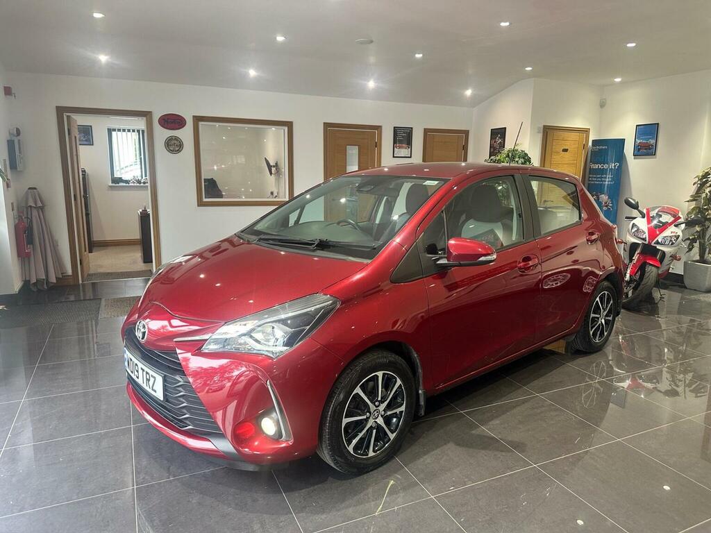 Toyota Yaris 1.5 Vvt-i Icon Tech Euro 6 Red
