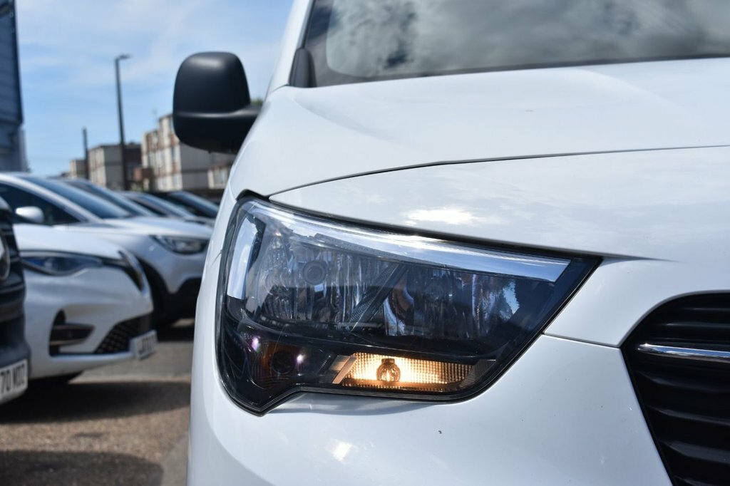 Vauxhall Combo 1.5L Dynamic White #2