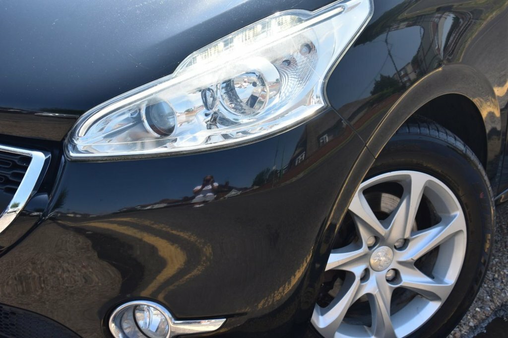 Peugeot 208 1.2L Style Black #2