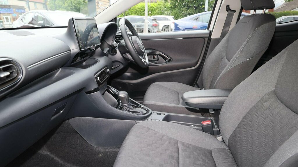 Toyota Yaris 1.5 Vvt-h Design E-cvt Euro 6 Ss EK75UMA White #5