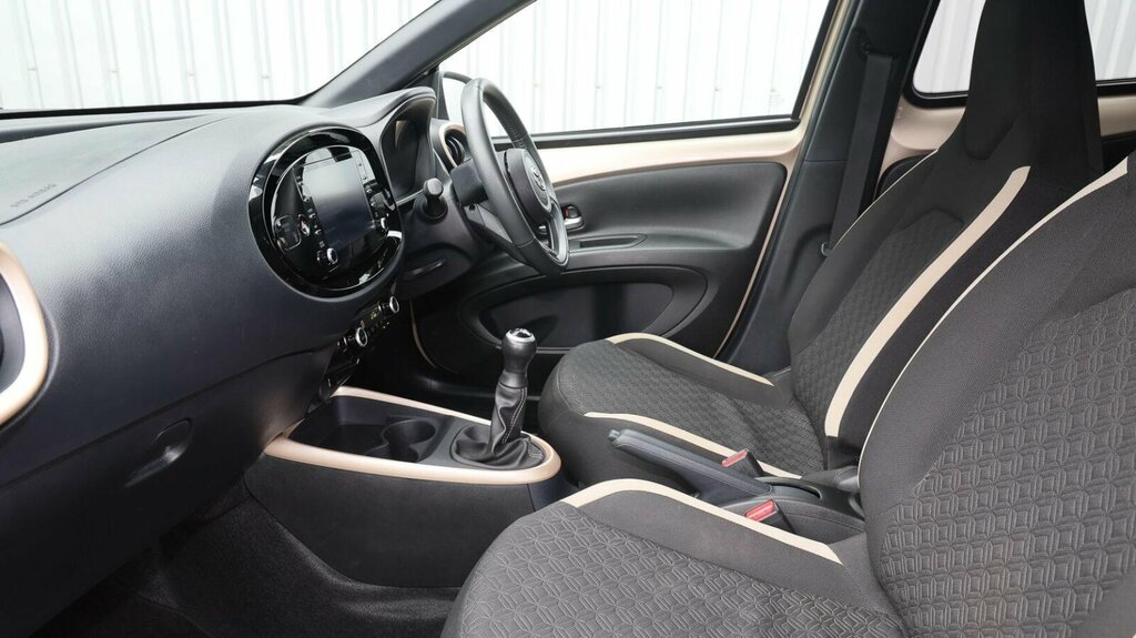 Toyota Aygo X 1.0 Vvt-i Edge Euro 6 Ss LM72SYF Beige #5