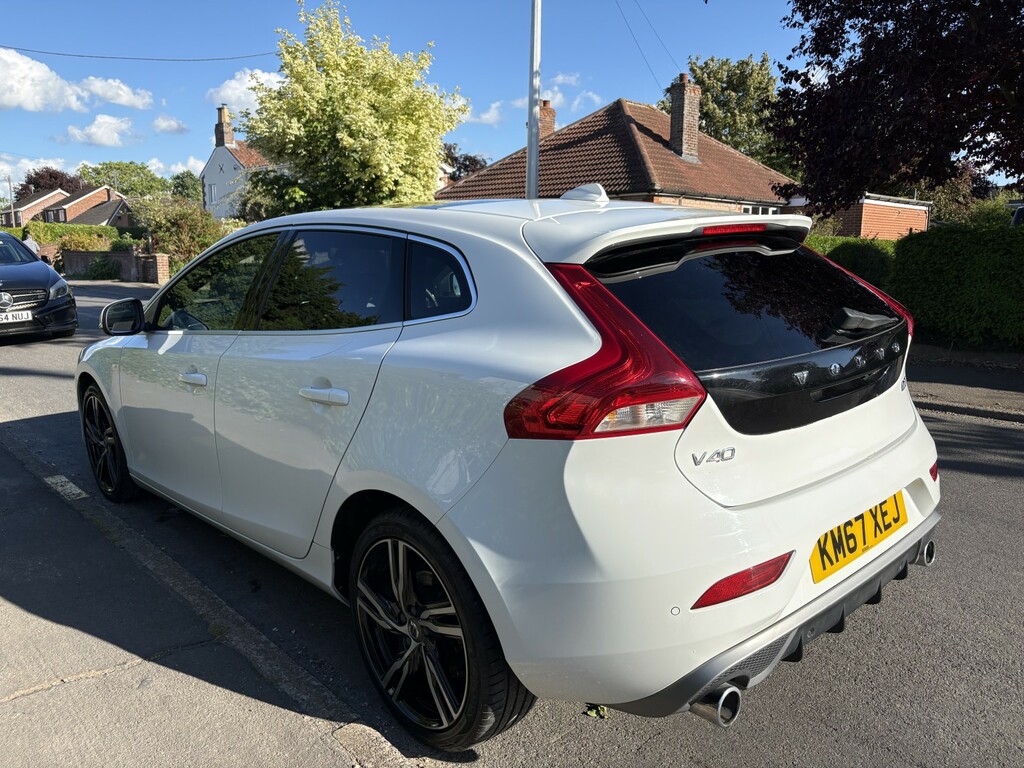 Volvo V40 Hatchback 2.0 R-design Pro D3 2017 KM67XEJ White #4