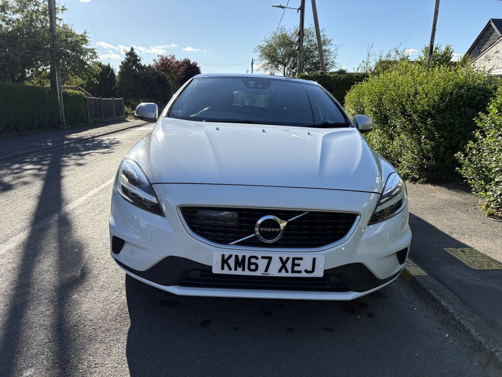 Volvo V40 Hatchback 2.0 R-design Pro D3 2017 KM67XEJ White #2