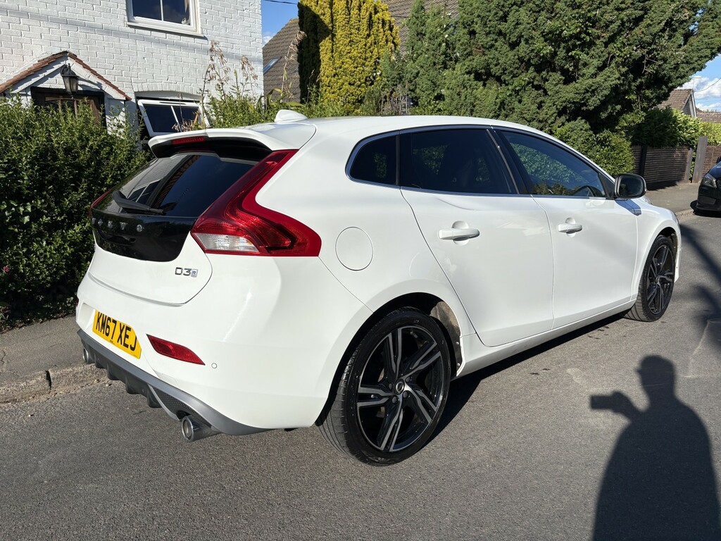 Volvo V40 Hatchback 2.0 R-design Pro D3 2017 KM67XEJ White #6