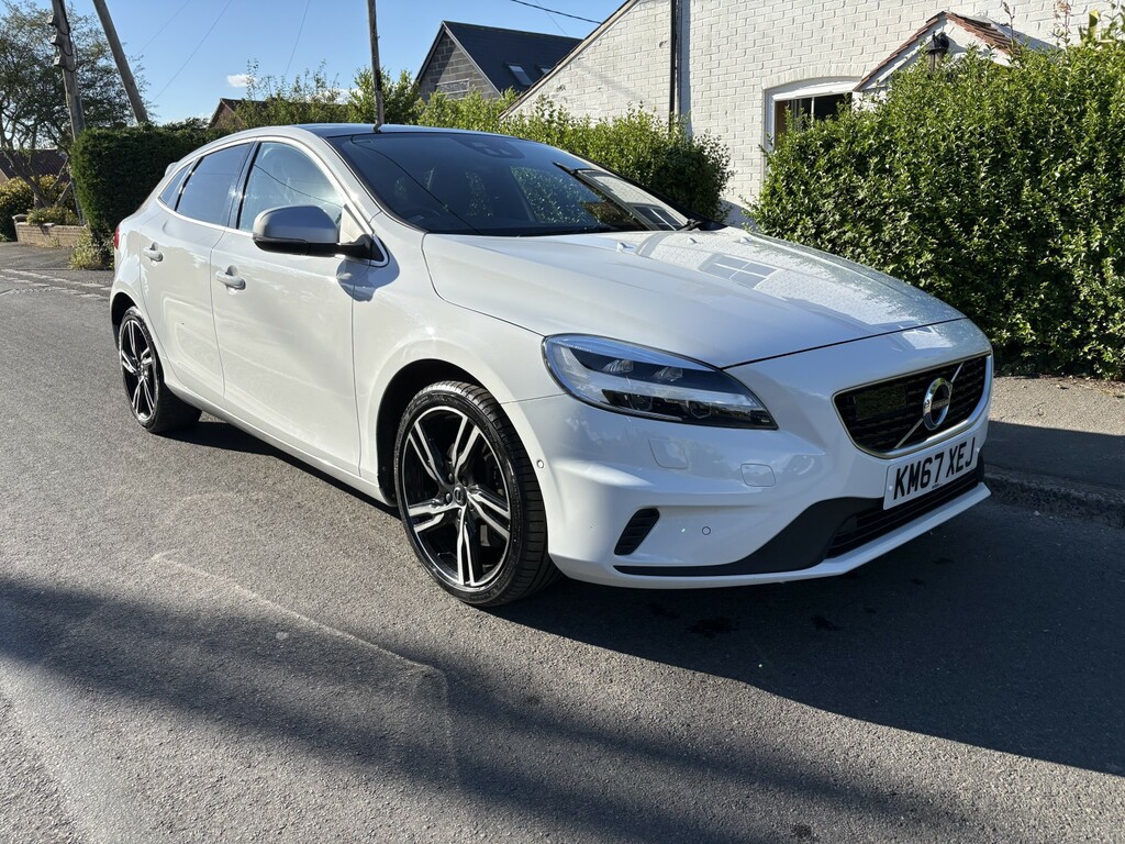 Volvo V40 Hatchback 2.0 R-design Pro D3 2017 KM67XEJ White