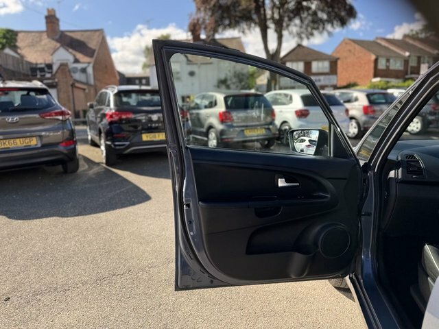 Kia Venga 3 Red #40