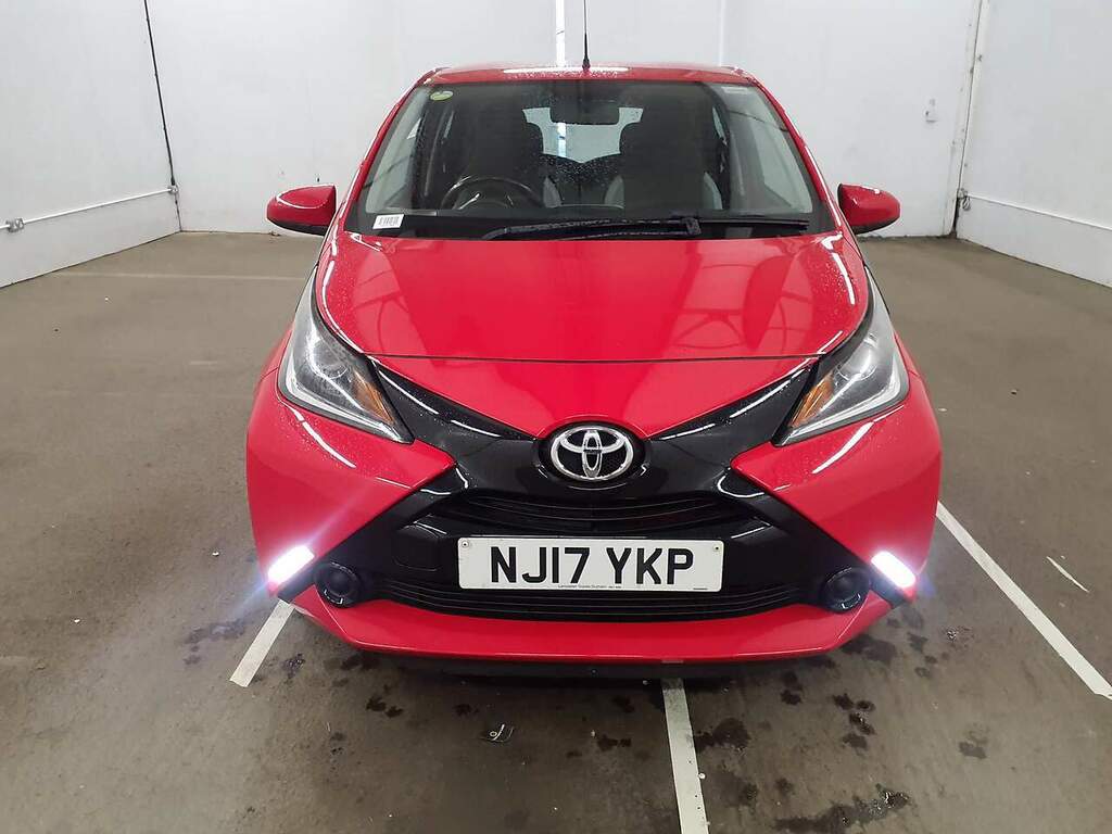 Toyota Aygo Hatchback White #1