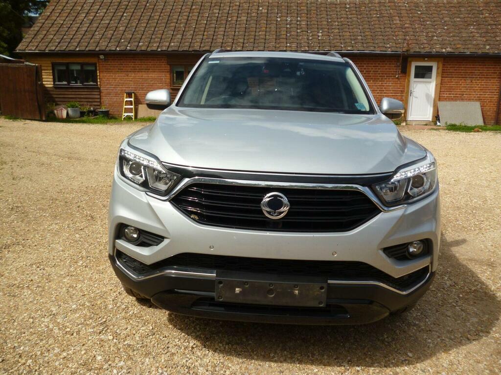 SsangYong Rexton Ice White #25