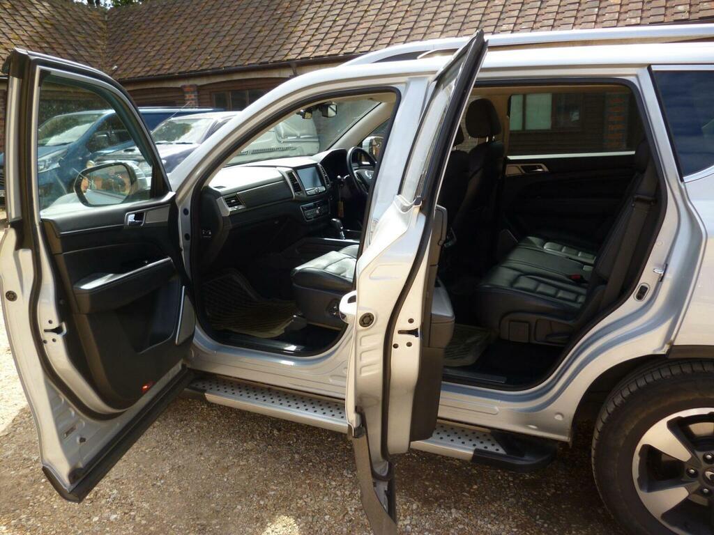 SsangYong Rexton Ice White #41