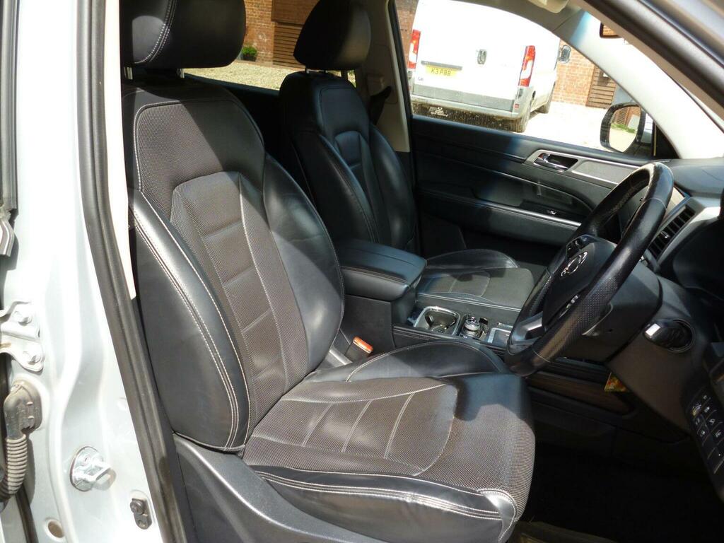 SsangYong Rexton Ice White #11