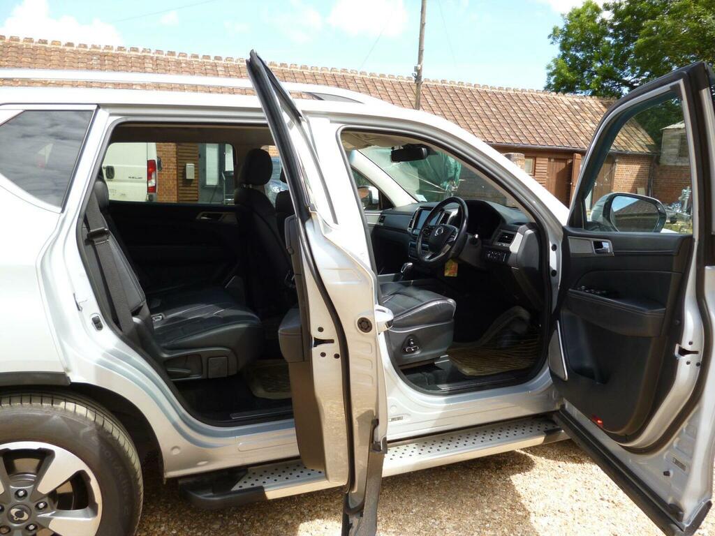 SsangYong Rexton Ice White #40