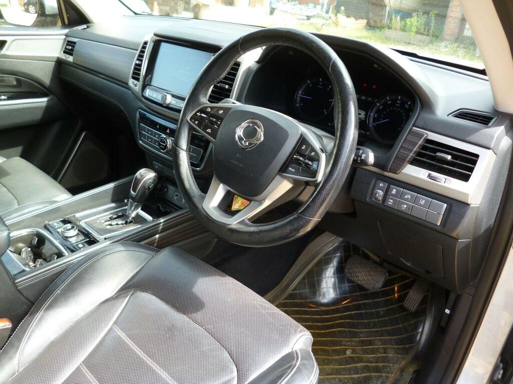 SsangYong Rexton Ice White #30