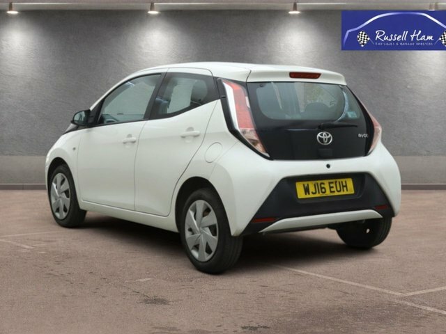 Toyota Aygo 1.0 Vvt-i X-play Hatchback Euro White #3