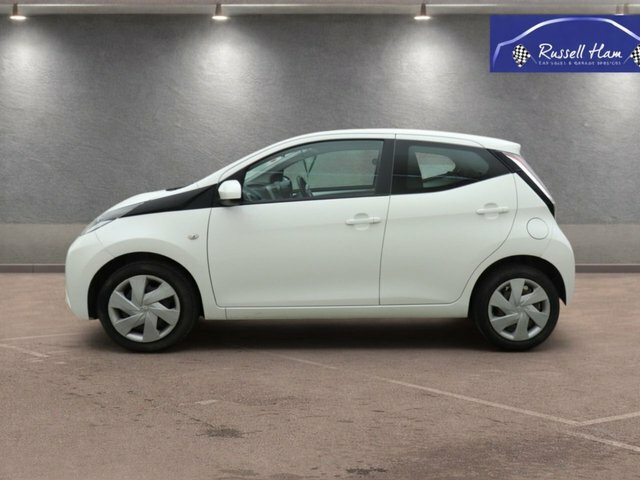 Toyota Aygo 1.0 Vvt-i X-play Hatchback Euro White #6