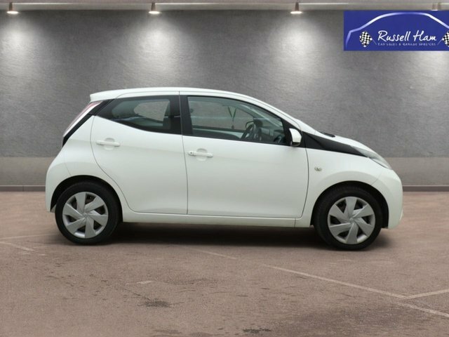 Toyota Aygo 1.0 Vvt-i X-play Hatchback Euro White #5
