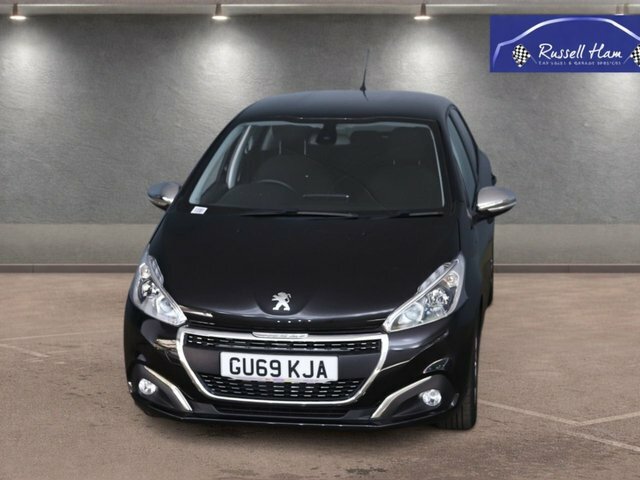 Peugeot 208 1.2 Puretech Signature Hatchback Black #2