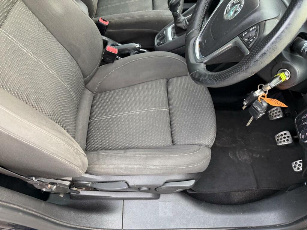 Vauxhall Zafira Tourer Tech Line White #23