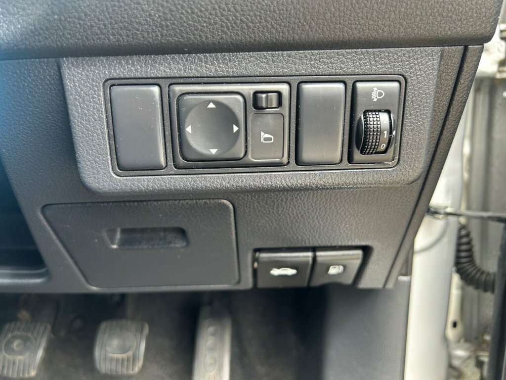 Nissan Tiida Hatchback Hatchback 2009 Silver #19