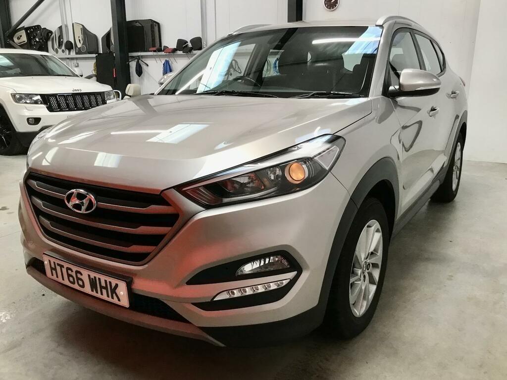 Hyundai Tucson 1.7 Crdi Blue Drive Se Nav 2Wd Dct HT66WHK White #2