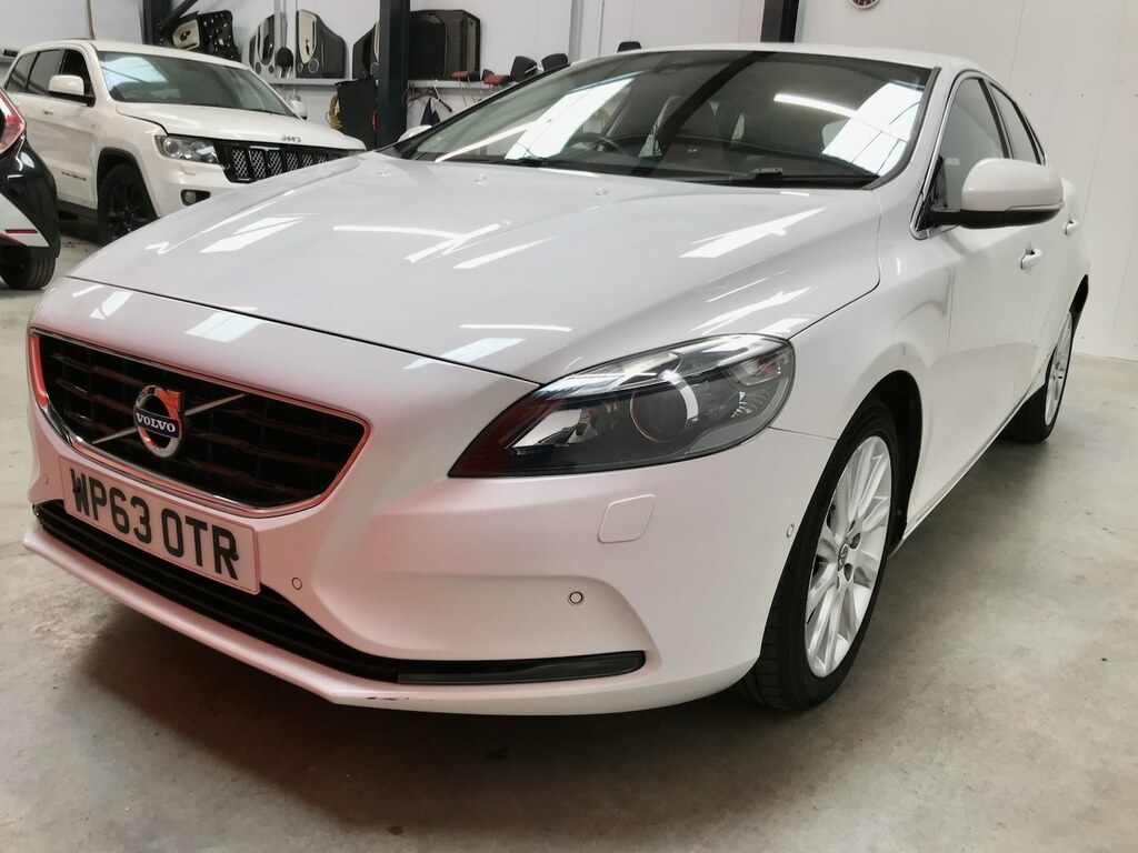 Volvo V40 D2 Se Lux WP63OTR White #2