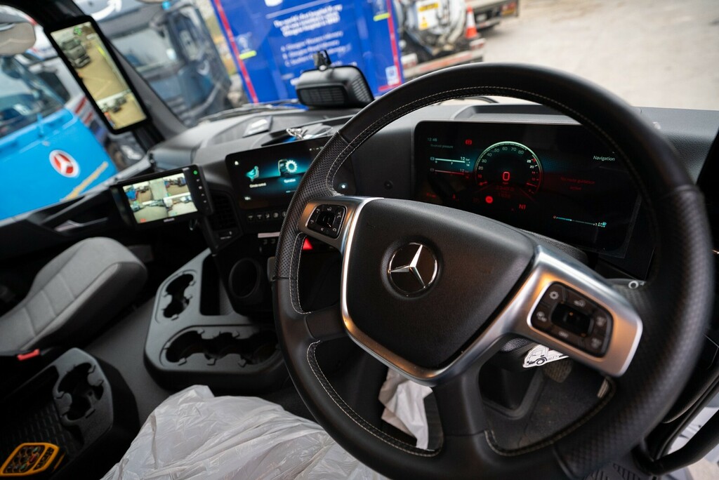 Mercedes-Benz 3246L 8X2 Beavertail WN75DKY White #4