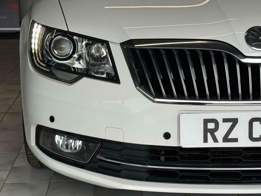 Skoda Superb Elegance White #4
