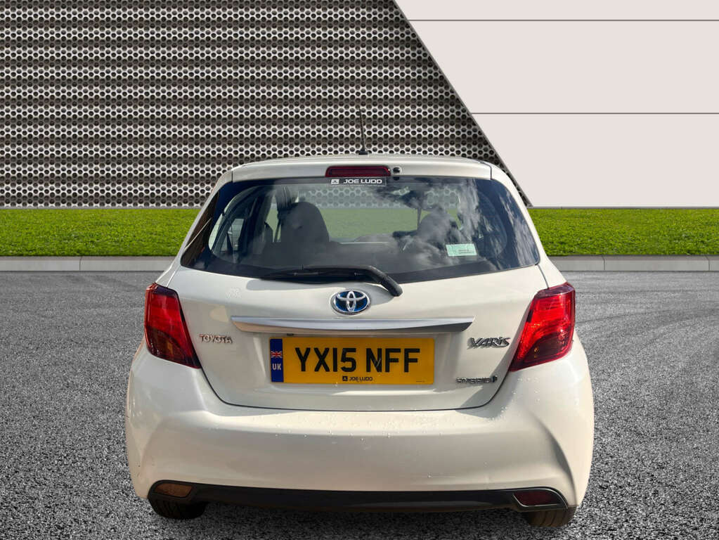 Toyota Yaris 1.5 Yaris Hybrid Icon Cvt YX15NFF White #4
