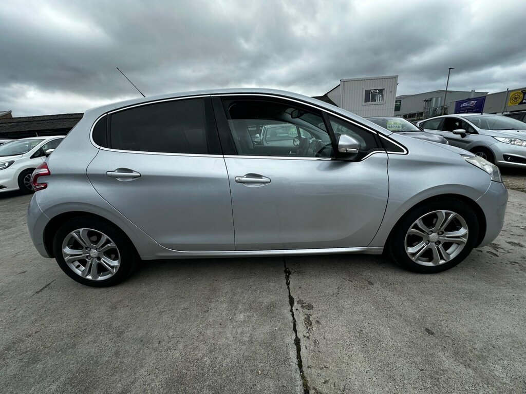 Peugeot 208 Active Blue #9