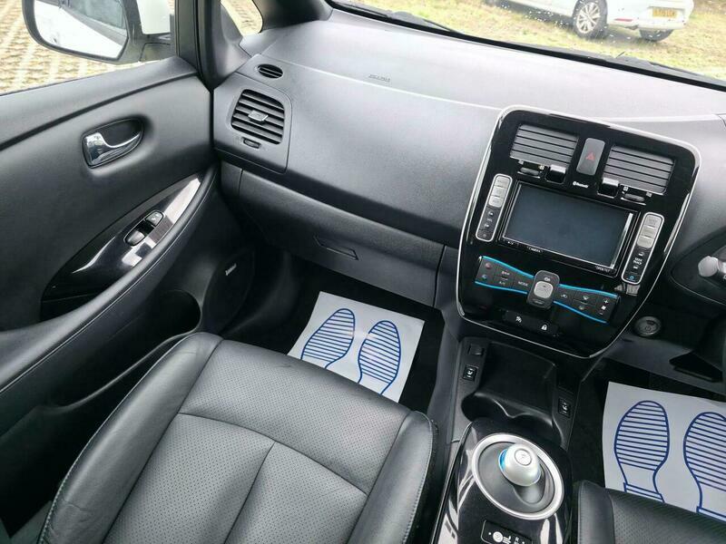 Nissan Leaf Tekna Black #25
