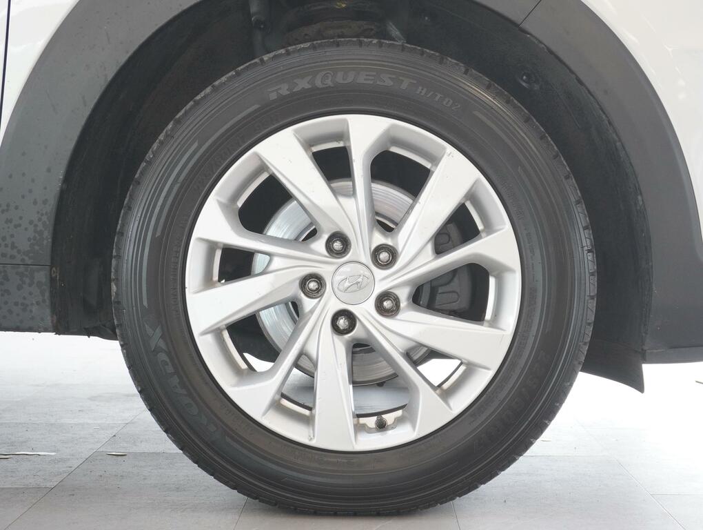 Hyundai Tucson 1.6 T-gdi Se Nav Suv Dct Euro 6 Ss DSZ2779 Silver #2