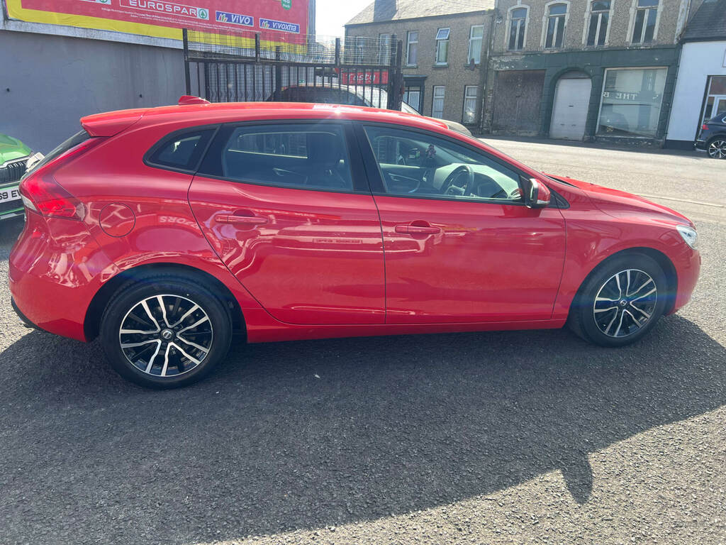 Volvo V40 D2 120 Momentum Nav Plus Geartronic Red #2