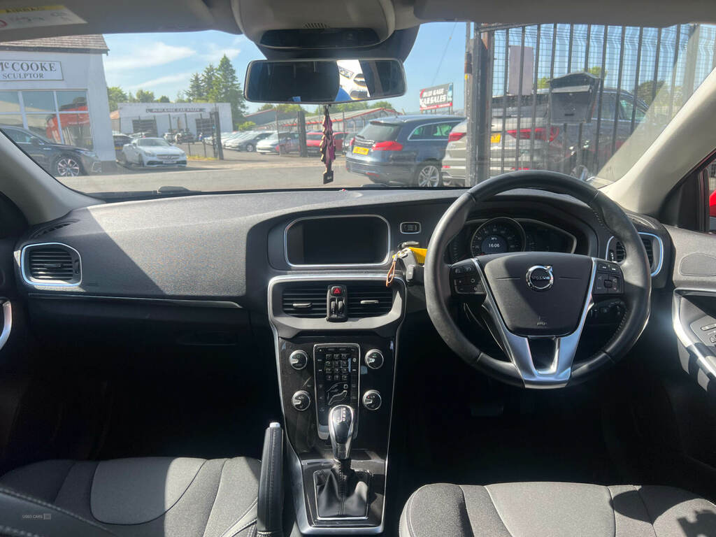 Volvo V40 D2 120 Momentum Nav Plus Geartronic Red #5