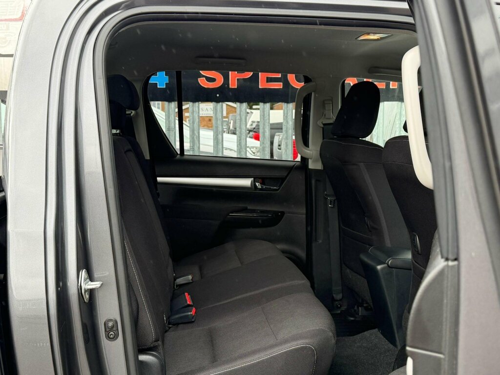 Toyota HILUX 2.8 D-4d Invincible X Double Cab Pickup 4Wd E White #16