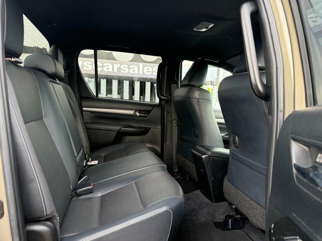 Toyota HILUX Invincible X Dcab Pick Up 2.8 D-4d Black #10
