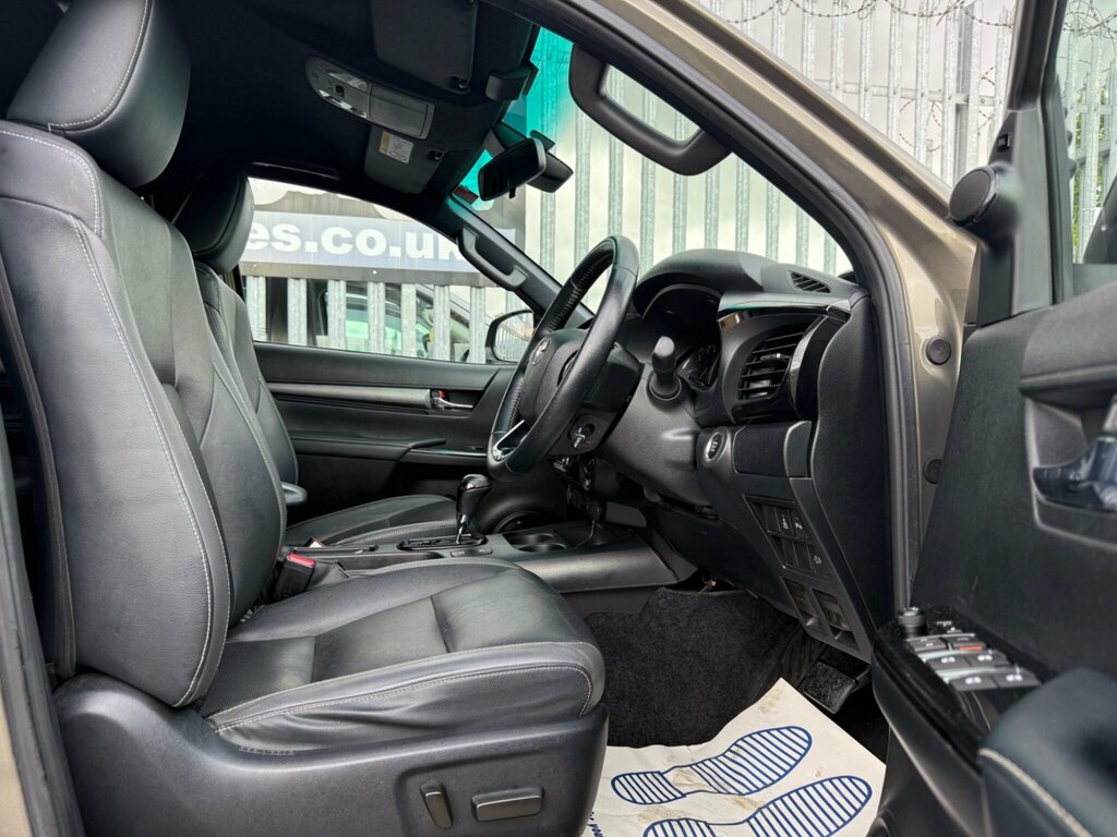 Toyota HILUX Invincible X Dcab Pick Up 2.8 D-4d Black #9