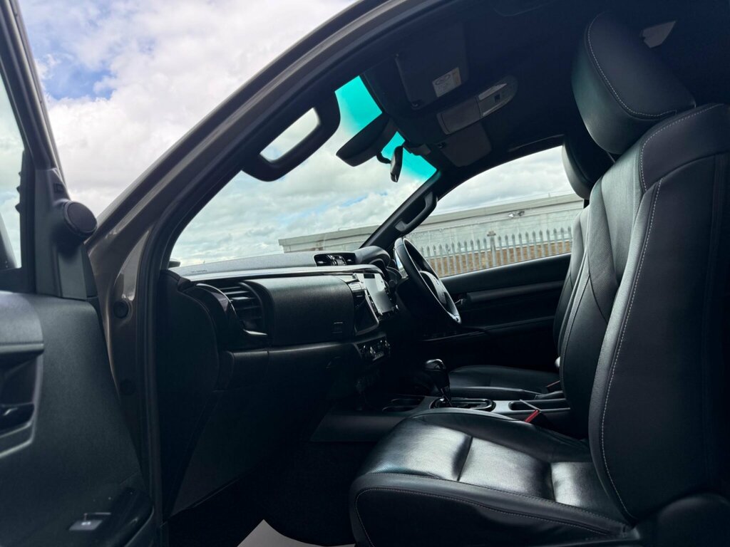 Toyota HILUX Invincible X Dcab Pick Up 2.8 D-4d Black #11