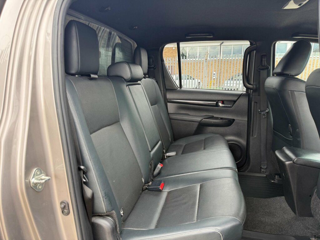 Toyota HILUX 2.4 D-4d Active White #18