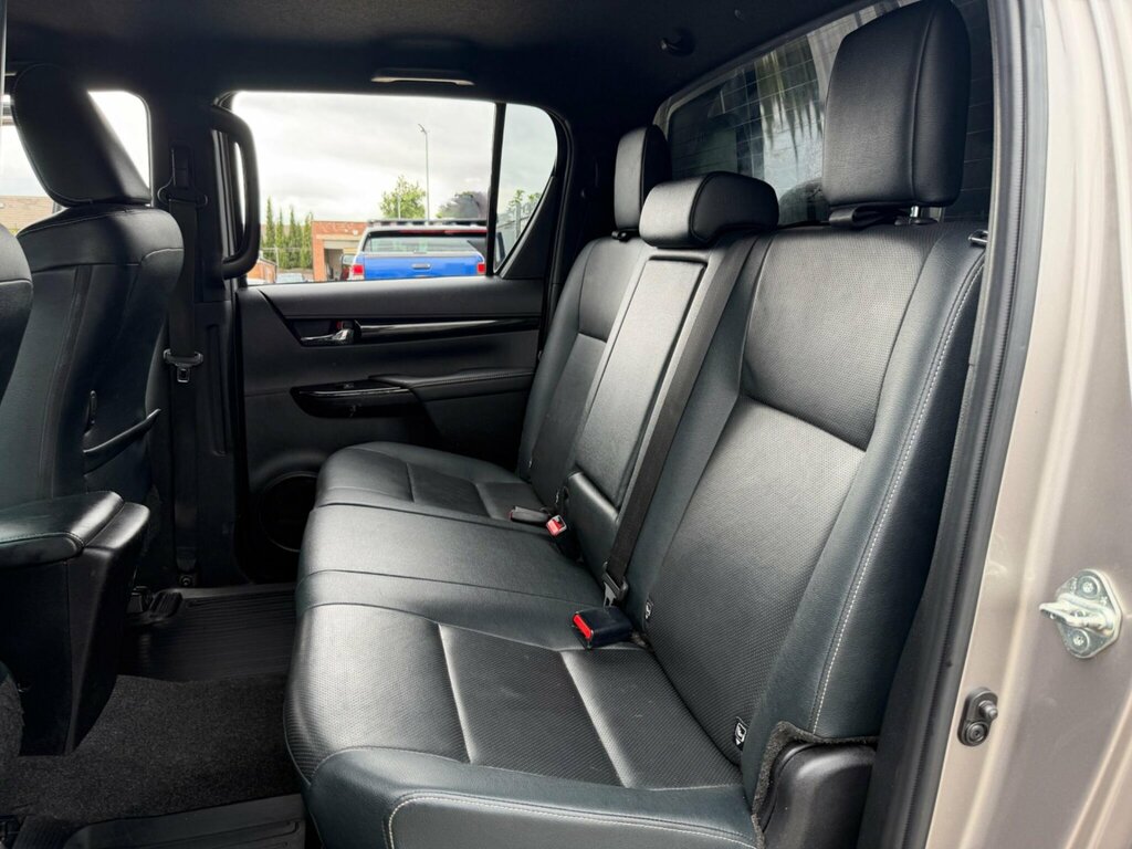 Toyota HILUX 2.4 D-4d Active White #19