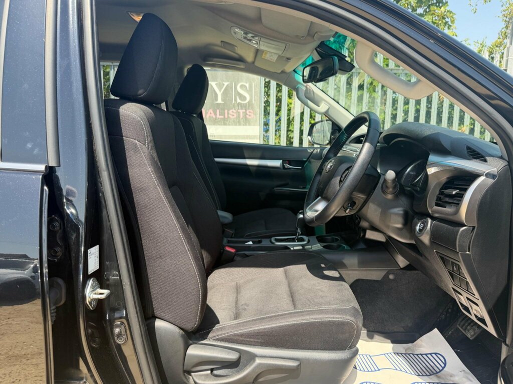 Toyota HILUX 2.4 D-4d Active White #13