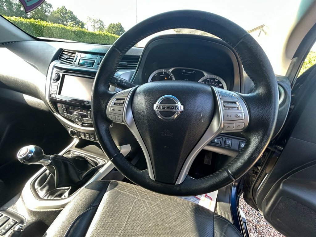 Nissan Navara Tekna Black #45